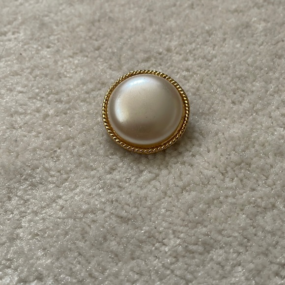 Vintage Faux Pearl and Gold tone brooch - Picture 1 of 6